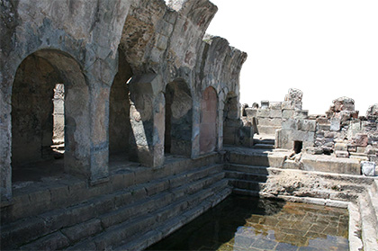 Image d'une photographie de la Piscine du site archéologique de Fordongianus (Sardaigne, Italie). Cliché Silvia González Soutelo © Image d'une photographie de la Piscine du site archéologique de Fordongianus (Sardaigne, Italie). Cliché Silvia González Soutelo ©