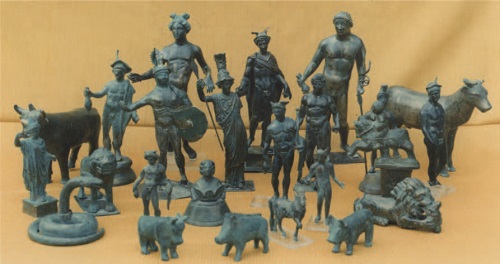 Sélection de statuettes en alliage cuivreux du "trésor de Cobannus" et les deux tirelires en céramique du "trésor de Cobannus" (sanctuaire de Couan, Saint-Aubin-des-Chaumes, Nièvre). Sélection de statuettes en alliage cuivreux du "trésor de Cobannus" et les deux tirelires en céramique du "trésor de Cobannus" (sanctuaire de Couan, Saint-Aubin-des-Chaumes, Nièvre).