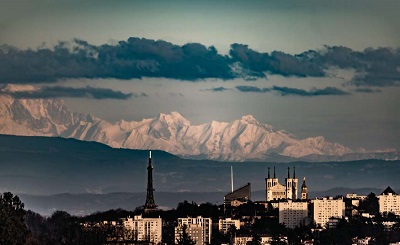 Le massif des Alpes vue depuis Lyon ainsi que Fourvière ou la tour Incity. (©Pixabay / Illustration)