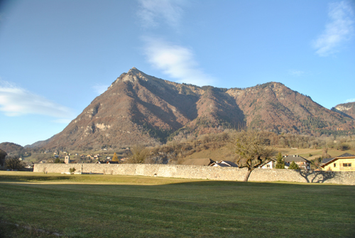 Vestiges de l’enceinte monastique de la chartreuse Notre-Dame de Mélan © M. Duriez