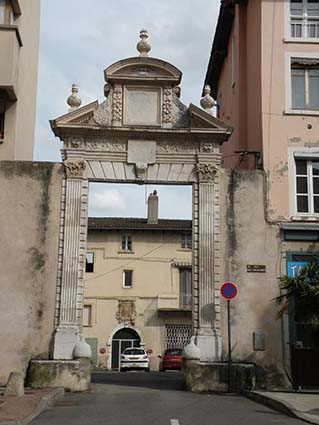 © Porte de l'ambulance. ArAr équipe de fouille