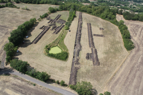  Vue aérienne des tranchées de sondage ouvertes sur le site de l’ancien lac (cliché au drone B.-N. Chagny)