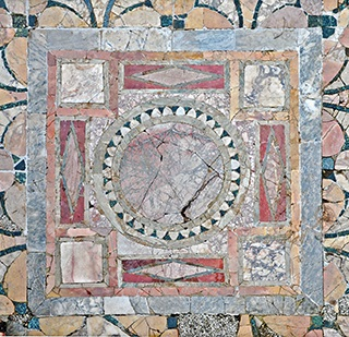 Ostia. Domus di Amore e Psiche, dettaglio dell’ opus sectile. Archivio Fotografico Parco archeologico di Ostia antic Ostia. Domus di Amore e Psiche, dettaglio dell’ opus sectile. Archivio Fotografico Parco archeologico di Ostia antic