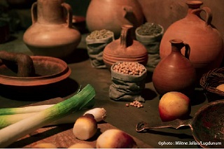 Photographie d'une reconstitution d'un repas à l'époque romaine / copyright photo : Milène Jallais - Lugdunum